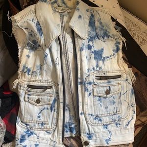 Le Chateau, Jean vest